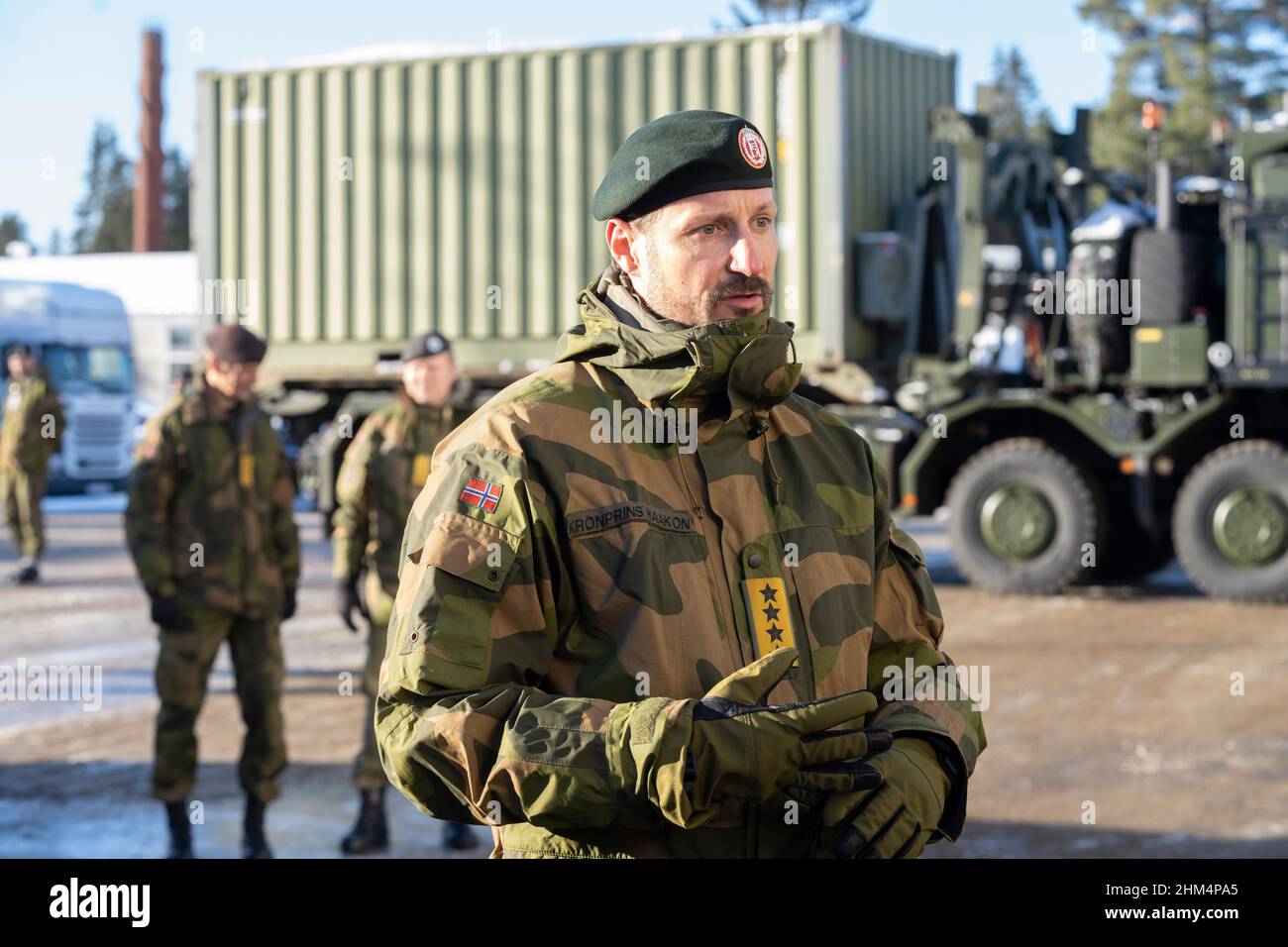 Sessvollmoen 20220207.Crown Prince Haakon during the visit to the National Logistics Operations Center (NLOGS) at Sessvollmoen camp. Photo: Terje Bendiksby / NTB Stock Photo