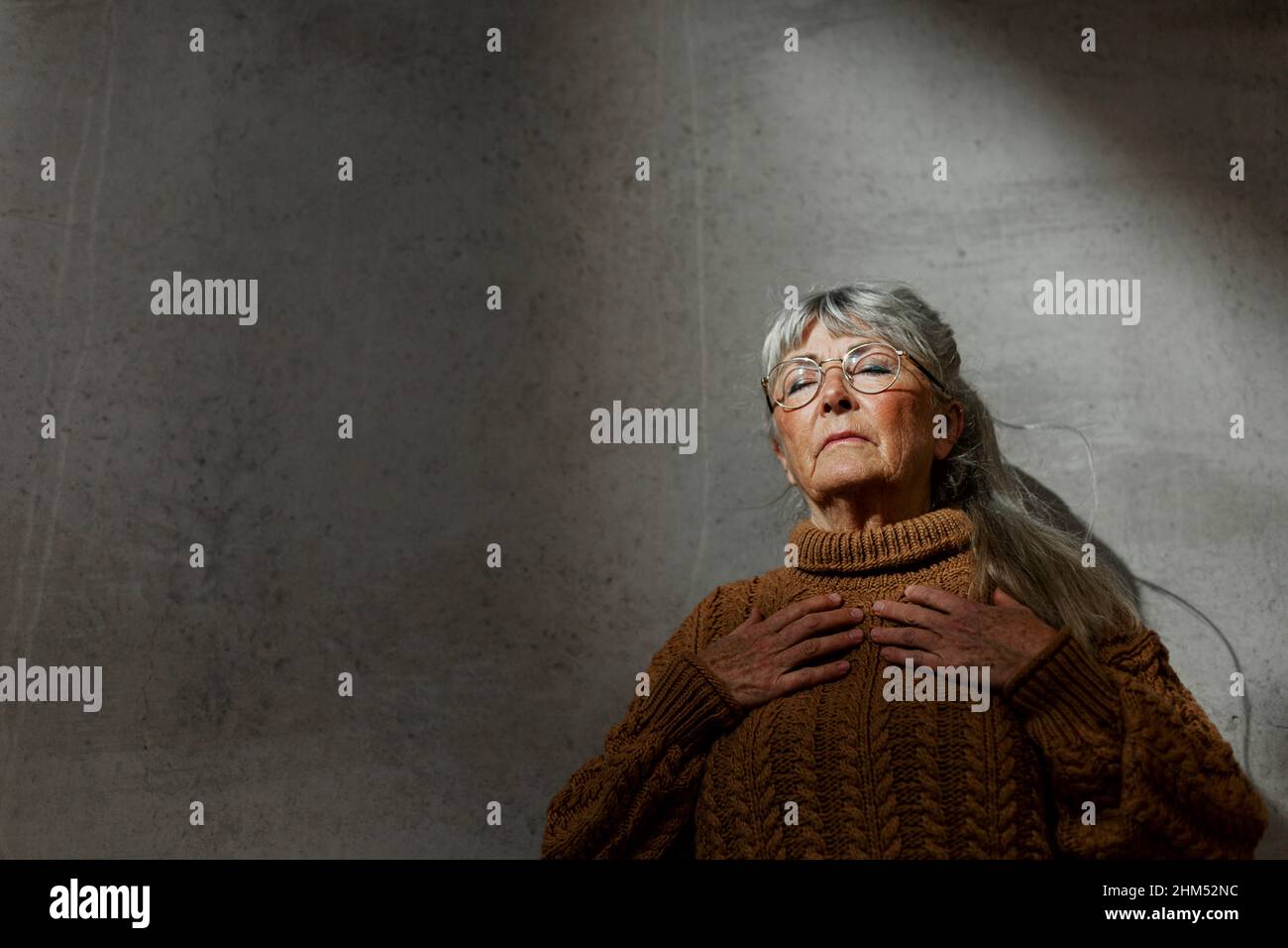 Grey haired women hi-res stock photography and images - Alamy