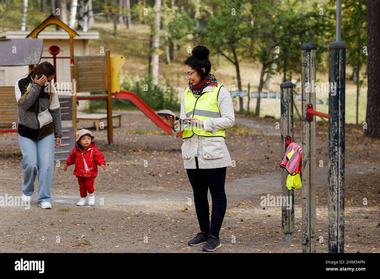 Woman in reflective clothing using hi res stock photography and images Woman in reflective clothing using hi res stock photography and images