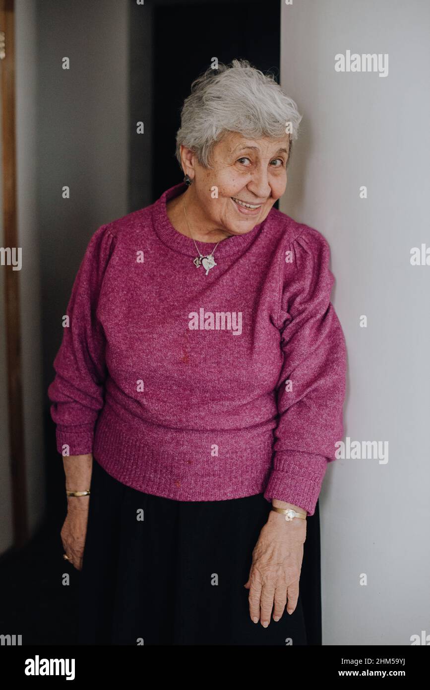 Elderly woman grey purple hair hi-res stock photography and images - Alamy