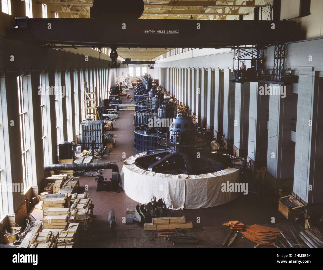 Eight Generator Units in Generator Room at Tennessee Valley Authority's hydroelectric plant at Wilson Dam, Alabama, USA, Alfred T. Palmer, U.S. Office of War Information/U.S. Farm Security Administration, June 1942 Stock Photo