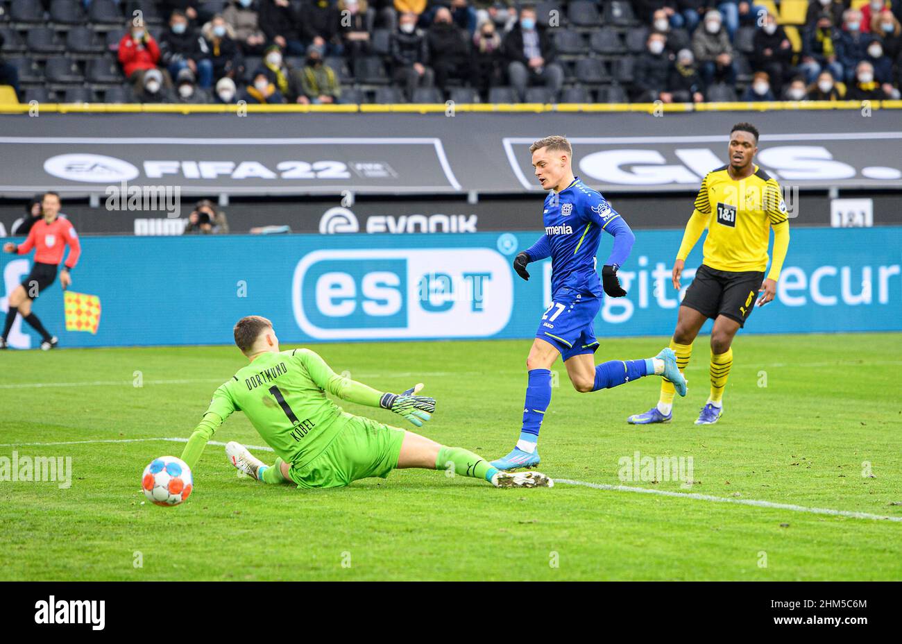 Florian WIRTZ (LEV) shoots the goal to 1:2, action, versus goalwart Gregor  KOBEL l. (DO) and Dan-Axel ZAGADOU r. (DO) Soccer 1st Bundesliga, 21st  matchday, Borussia Dortmund (DO) - Bayer 04 Leverkusen (