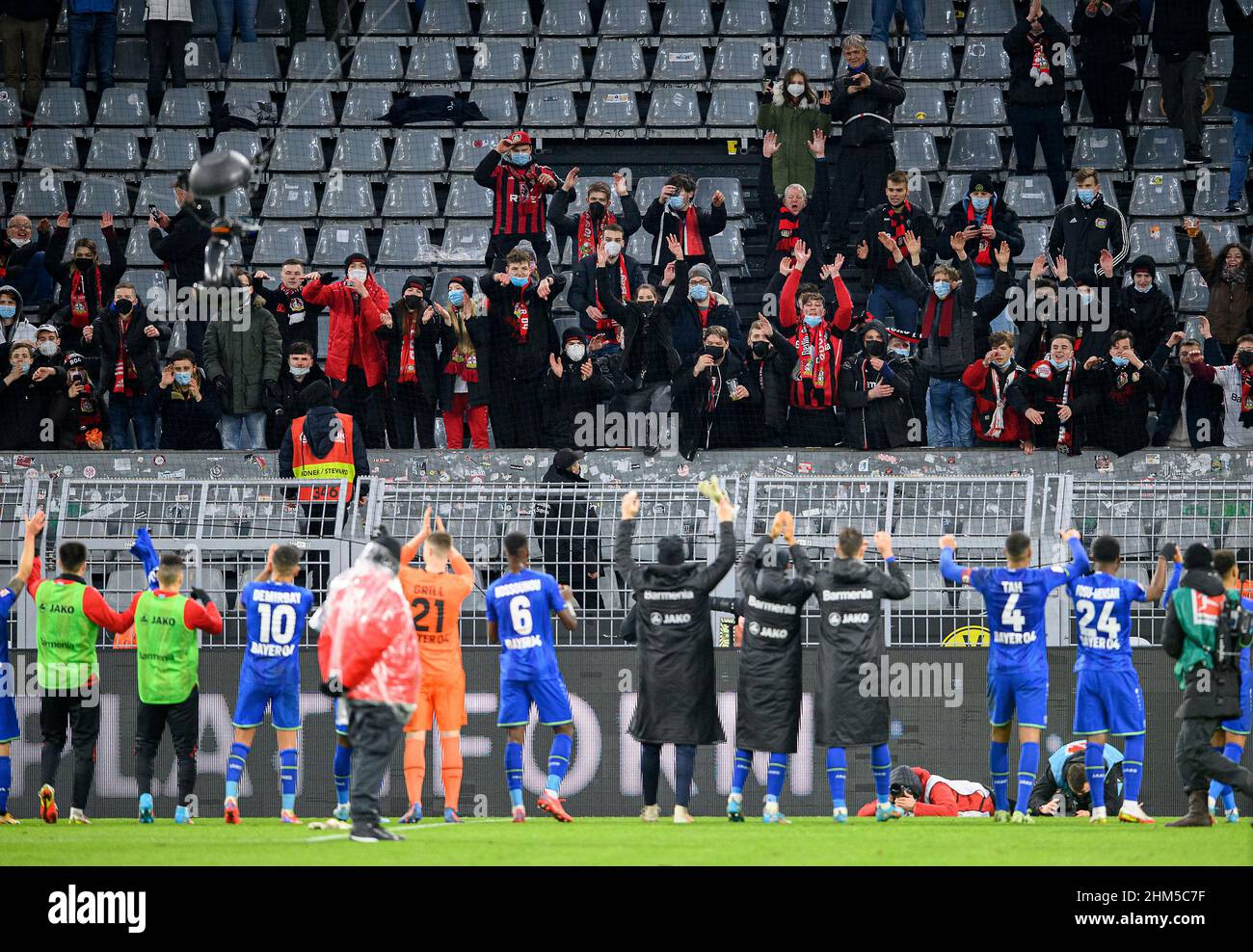 final jubilation Team LEV with the fans, La Ola, soccer 1st Bundesliga,  21st matchday, Borussia Dortmund (DO) - Bayer 04 Leverkusen (LEV) 2: 5, on  February 6th, 2022 in Dortmund/Germany. #DFL regulations