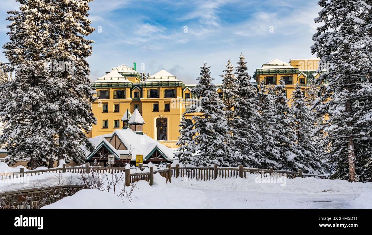 Chateau lake louise hotel winter snow banff national park hi-res stock ...