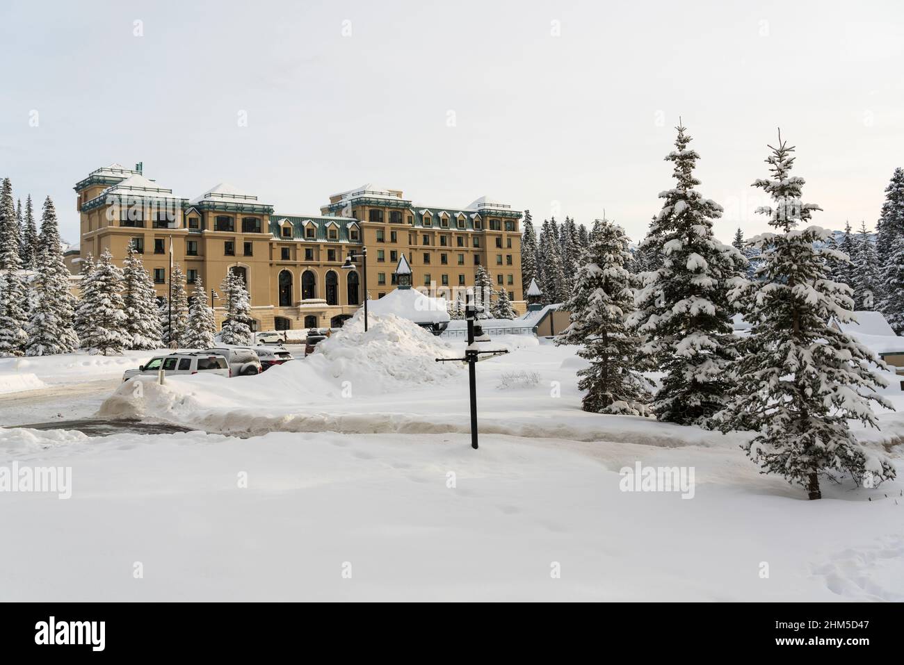 The exterior of the Fairmont chateau Lake Louise hotel in Lake Louise ...