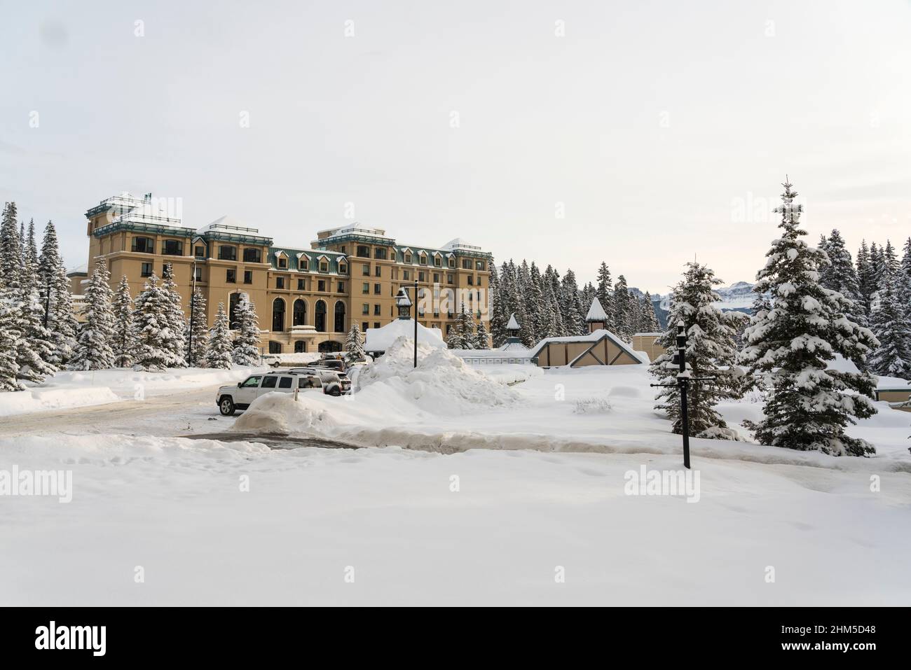The exterior of the Fairmont chateau Lake Louise hotel in Lake Louise ...