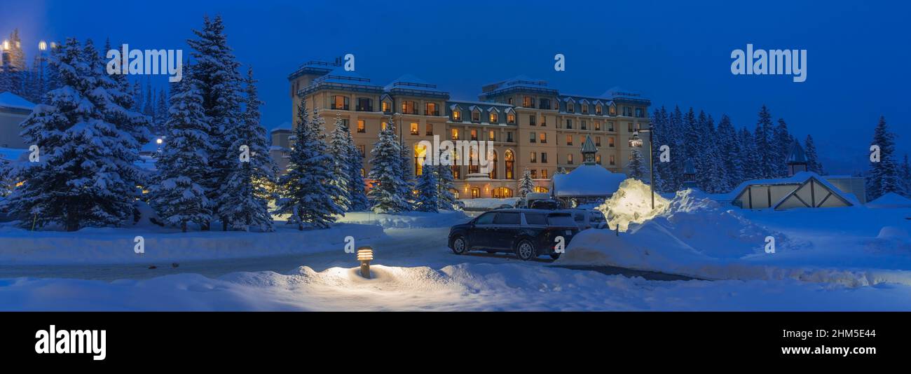 The Fairmont Chateau Lake Louise in winter, Banff National Park ...