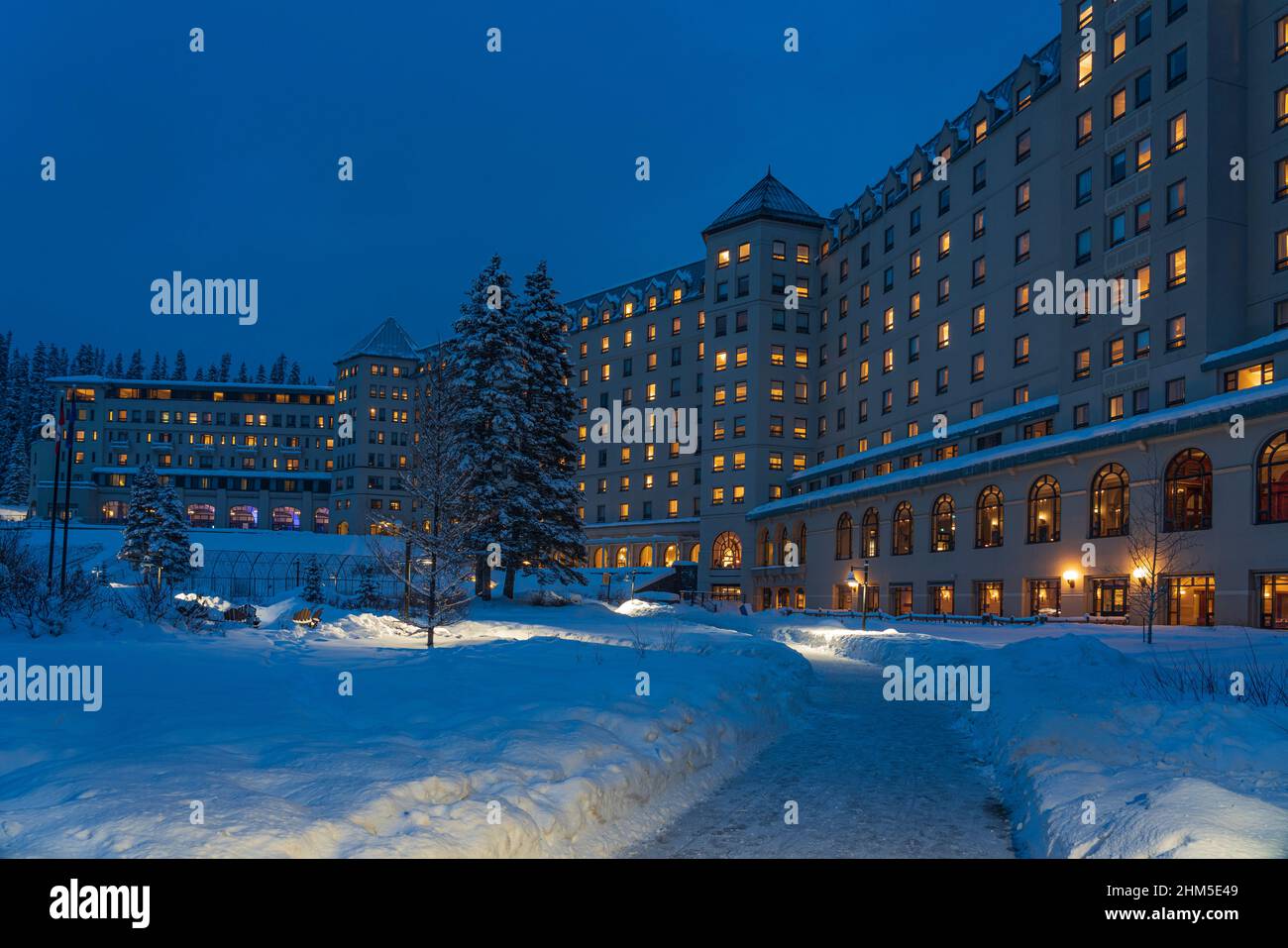 The Fairmont Chateau Lake Louise in winter, Banff National Park ...