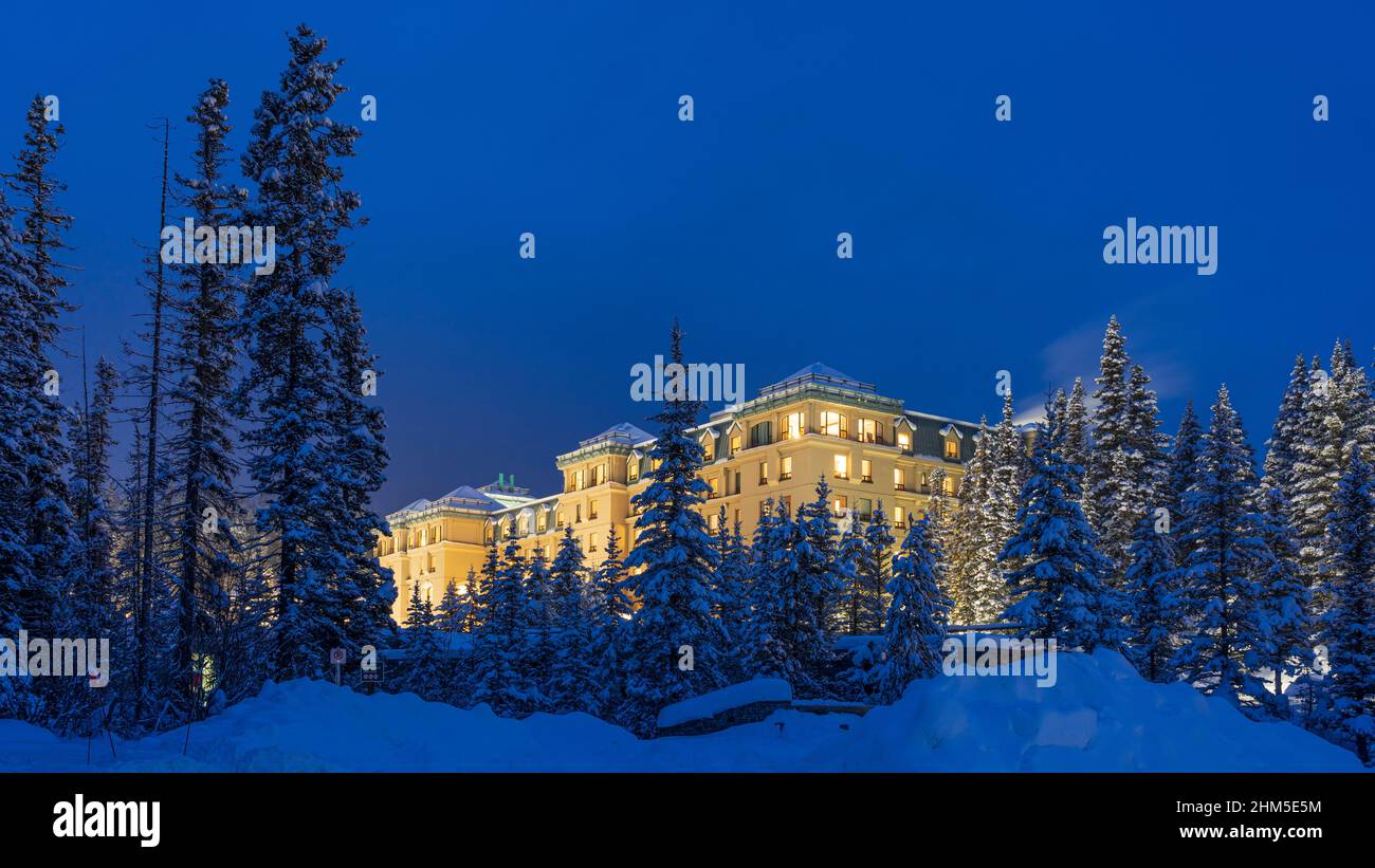 The Fairmont Chateau Lake Louise in winter, Banff National Park ...