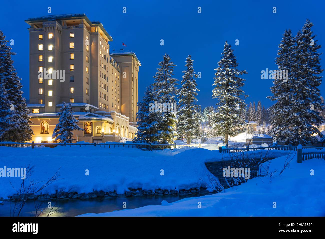 The Fairmont Chateau Lake Louise in winter, Banff National Park ...