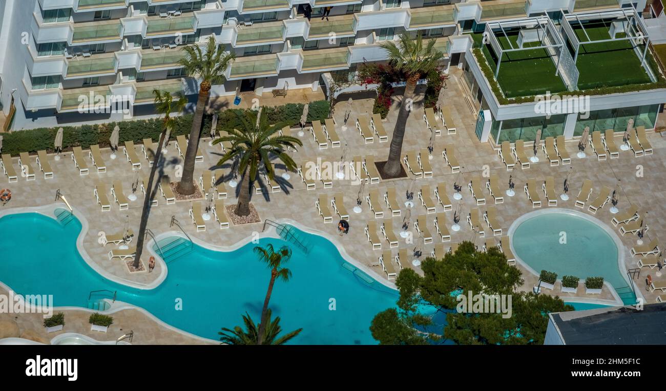 Aerial view, hotel complex Iberostar Alcudia Park, empty deck chairs,  Alcudia, turquoise blue water at Alcudia beach, Platja d'Alcudia, empty  beach du Stock Photo - Alamy