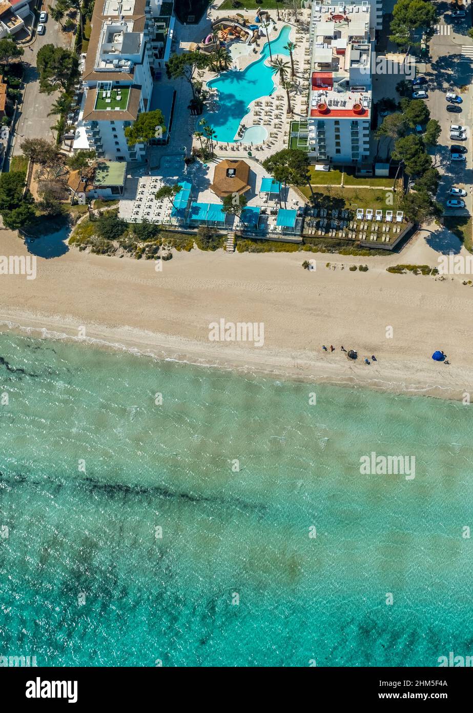 Aerial view, hotel complex Iberostar Alcudia Park, empty deck chairs, Alcudia, turquoise blue water at Alcudia beach, Platja d'Alcudia, empty beach du Stock Photo