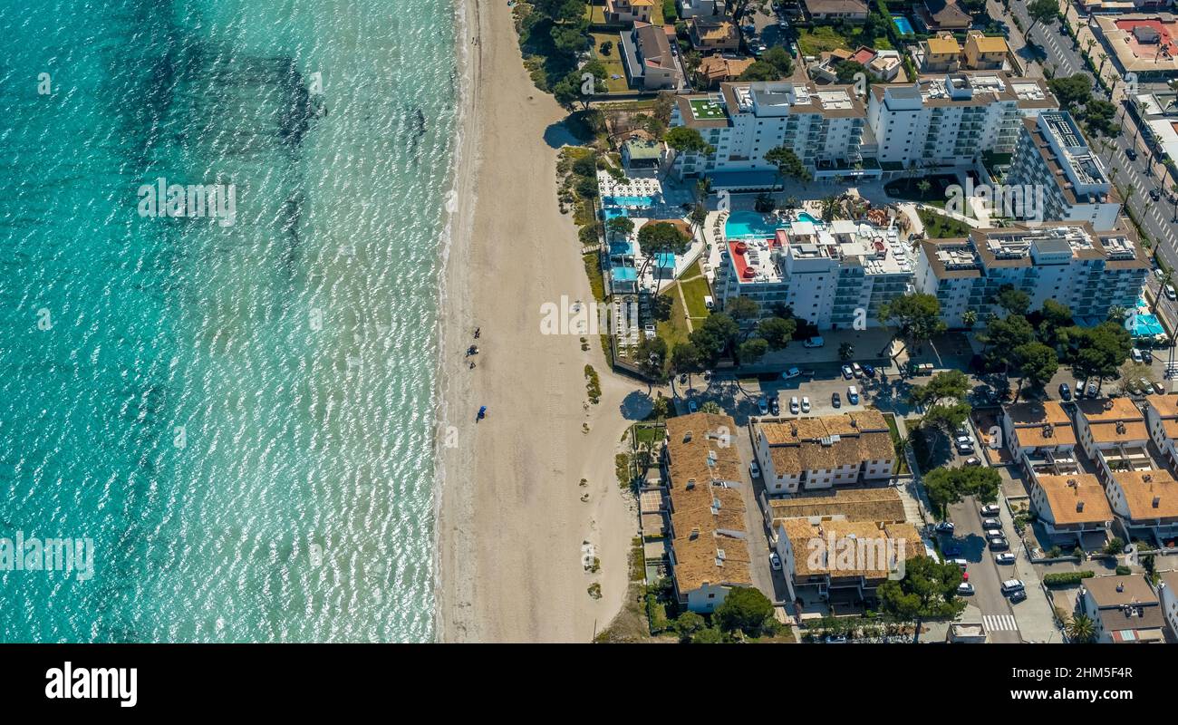 Aerial view, hotel complex Iberostar Alcudia Park, empty deck chairs, Alcudia, turquoise blue water at Alcudia beach, Platja d'Alcudia, empty beach du Stock Photo