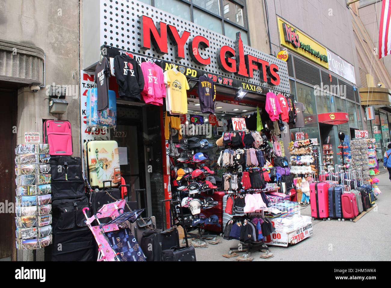 New York souvenir shop on city street Stock Photo Alamy