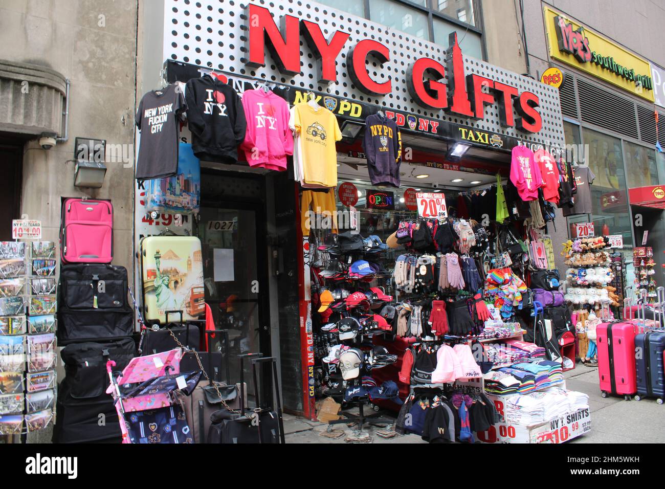 New York souvenir shop on city street Stock Photo Alamy