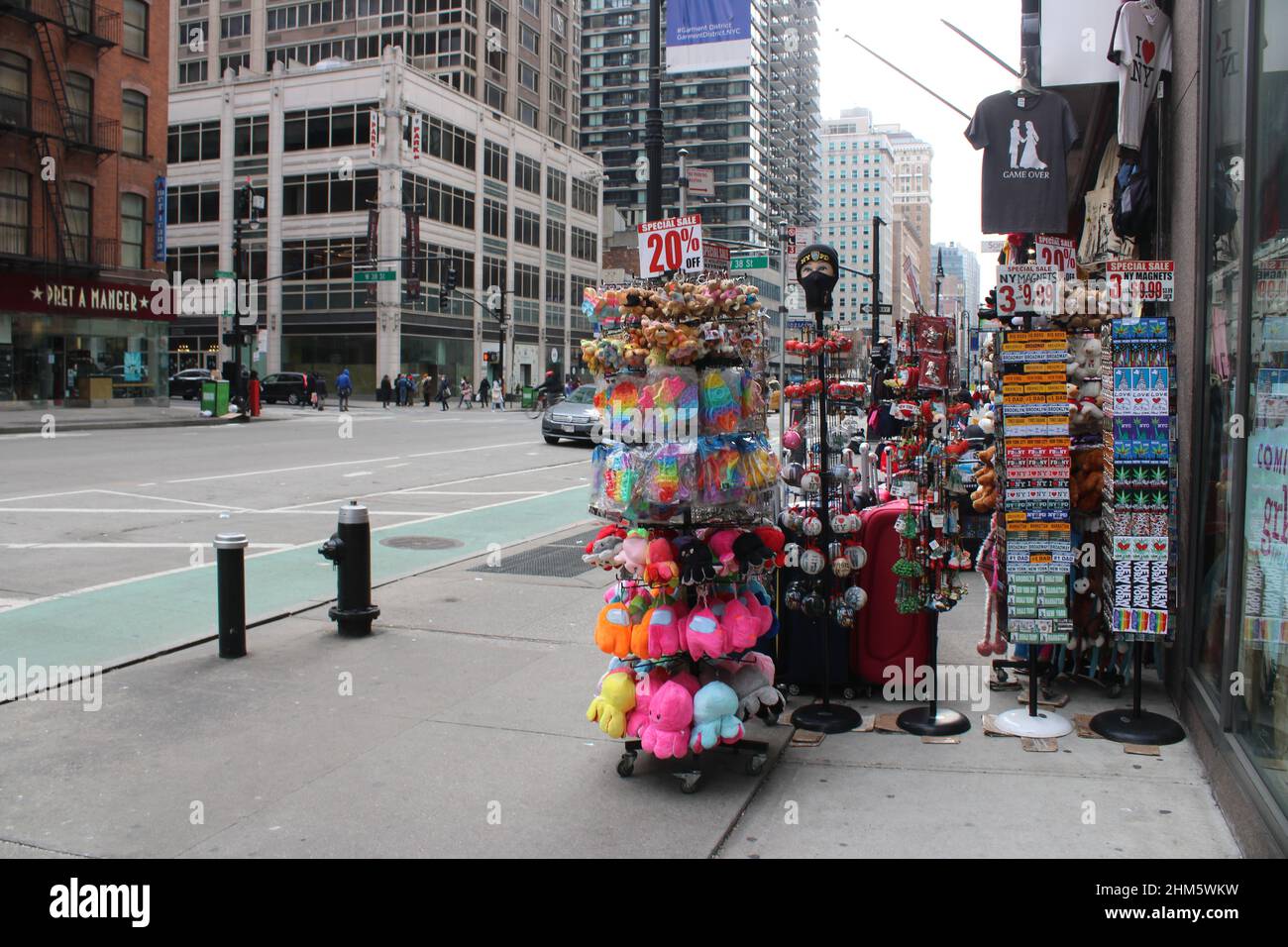 New York souvenir shop on city street Stock Photo Alamy