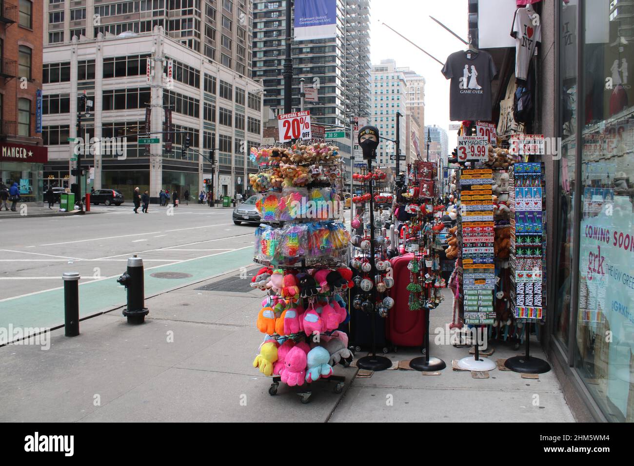 New York souvenir shop on city street Stock Photo Alamy