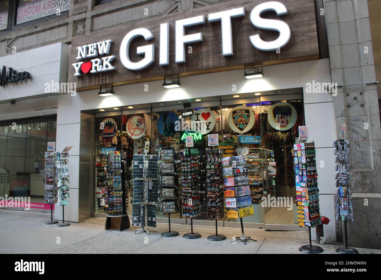 New York souvenir shop on city street Stock Photo Alamy