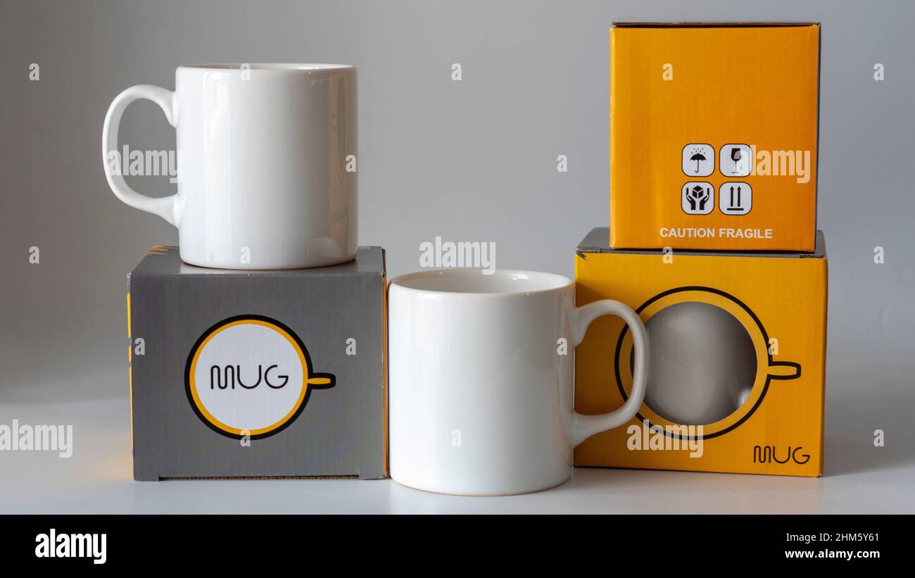 Mug cup and mug storage box. white Mug Mockup. Ready to ship mug and shipping box. It is suitable for the use of mug printing and mug sales companies. Stock Photo