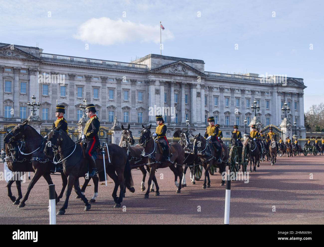 London, UK. 7th February 2022. The King's Troops ride past Buckingham Palace after the gun salute at Green Park, part of the Queen's Platinum Jubilee celebrations. Credit: Vuk Valcic / Alamy Live News Stock Photo
