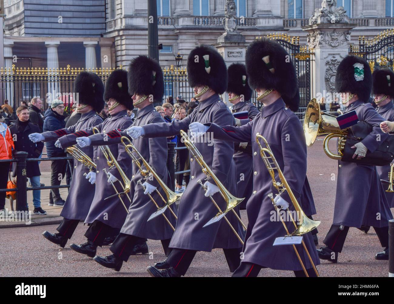 London, UK. 7th February 2022. Queen's guards march past Buckingham Palace after the gun salute at Green Park, part of the Queen's Platinum Jubilee celebrations. Credit: Vuk Valcic / Alamy Live News Stock Photo