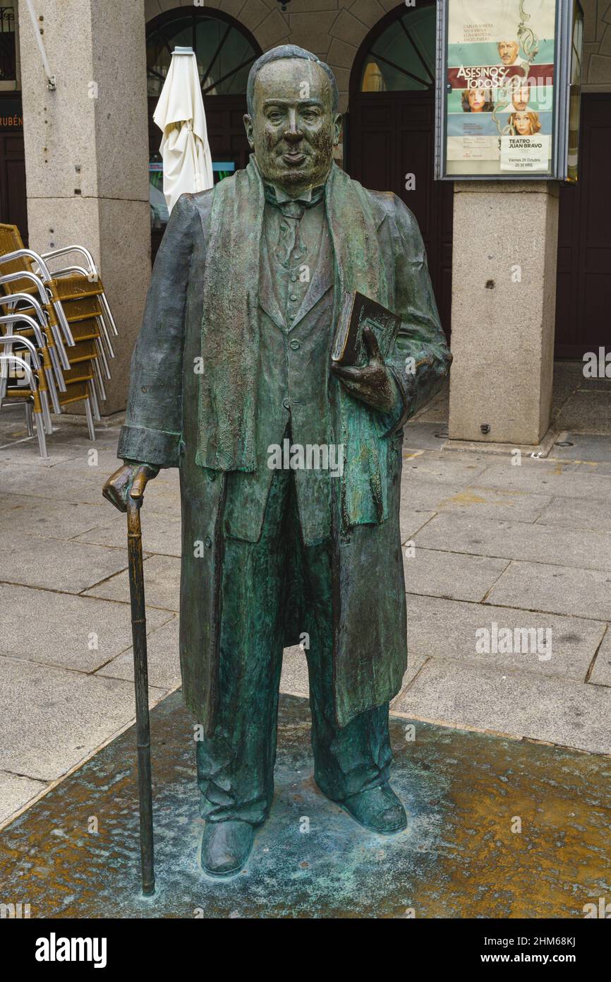Statue of the writer Antonio Machado in the Plaza Mayor of Segovia, in  Spain Stock Photo - Alamy