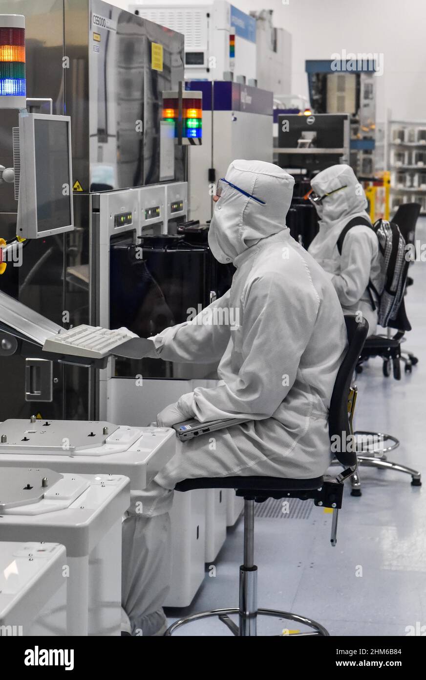 07 February 2022, Belgium, Löwen: Employees in protective suits work at a research center for microelectronics. The Interuniversity Microelectronics Centre (imec) says it is one of the world's leading research and innovation centers for nanoelectronics and digital technologies. Photo: Marek Majewsky/dpa-Zentralbild/dpa