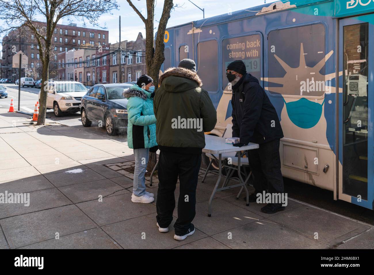 Bronx, New York, USA. 6th Feb, 2022. Catholic Charities of New York in partnership with NYC Test and Trace Corps host a testing and vaccination event outside at St. Theresa Church in the Pelham Bay section of The Bronx. (Credit Image: © Steve Sanchez/Pacific Press via ZUMA Press Wire) Stock Photo
