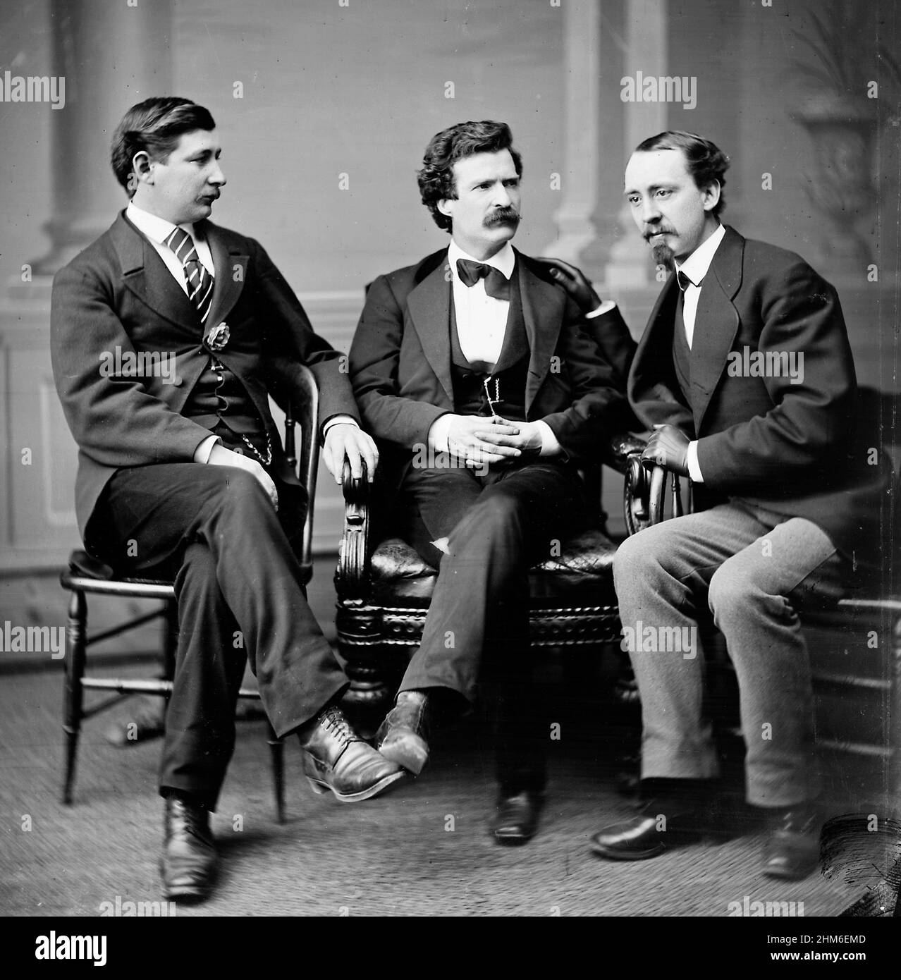 The american writer Mark Twain (real name Samuel Clemens), author of Tom Sawyer and Huckleberry Finn. Photo from 1871 when he was 36. He is with American Civil War correspondent and author George Alfred Townsend, and David Gray, editor of the rival Buffalo Courier Stock Photo