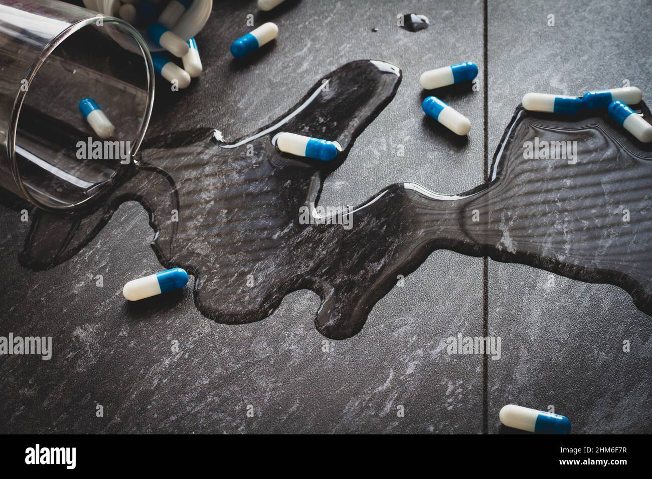 Drop Tablets Dropping tablets hi-res stock photography and images - Alamy