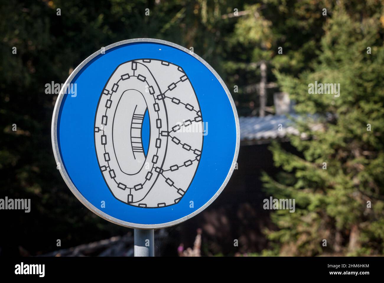 Picture of a snow chain wheel roadsign, abiding by European regulations