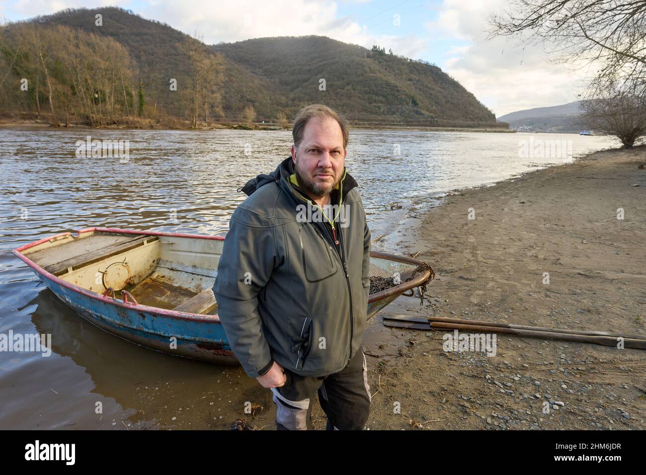 Lorch, Germany. 07th Feb, 2022. Island vintner Friedrich Bastian is on his way to his Rhine island Heylesén Werth. The authorities are planning to deepen the Rhine so that ships can carry more cargo even at low water. (to dppa-KORR 'Is the island romance disappearing? - Criticism of Rhine deepening') Credit: Thomas Frey/dpa/Alamy Live News Stock Photo