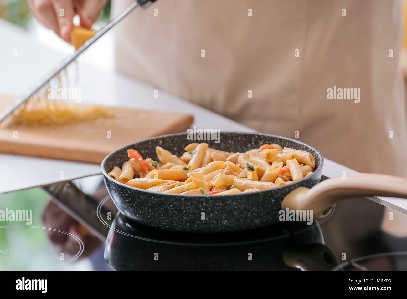 Frying pan with cajun chicken pasta in kitchen Stock Photo Alamy