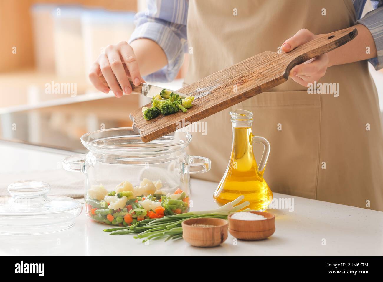 Putting lid on pot hires stock photography and images Alamy