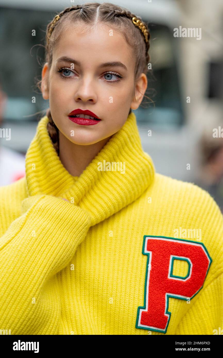 Barbara Palvin wears a gold chain hair clip, a yellow ribbed wool oversized pullover from Philosophy, outside the Philosophy fashion show.Milan,Italy. Stock Photo