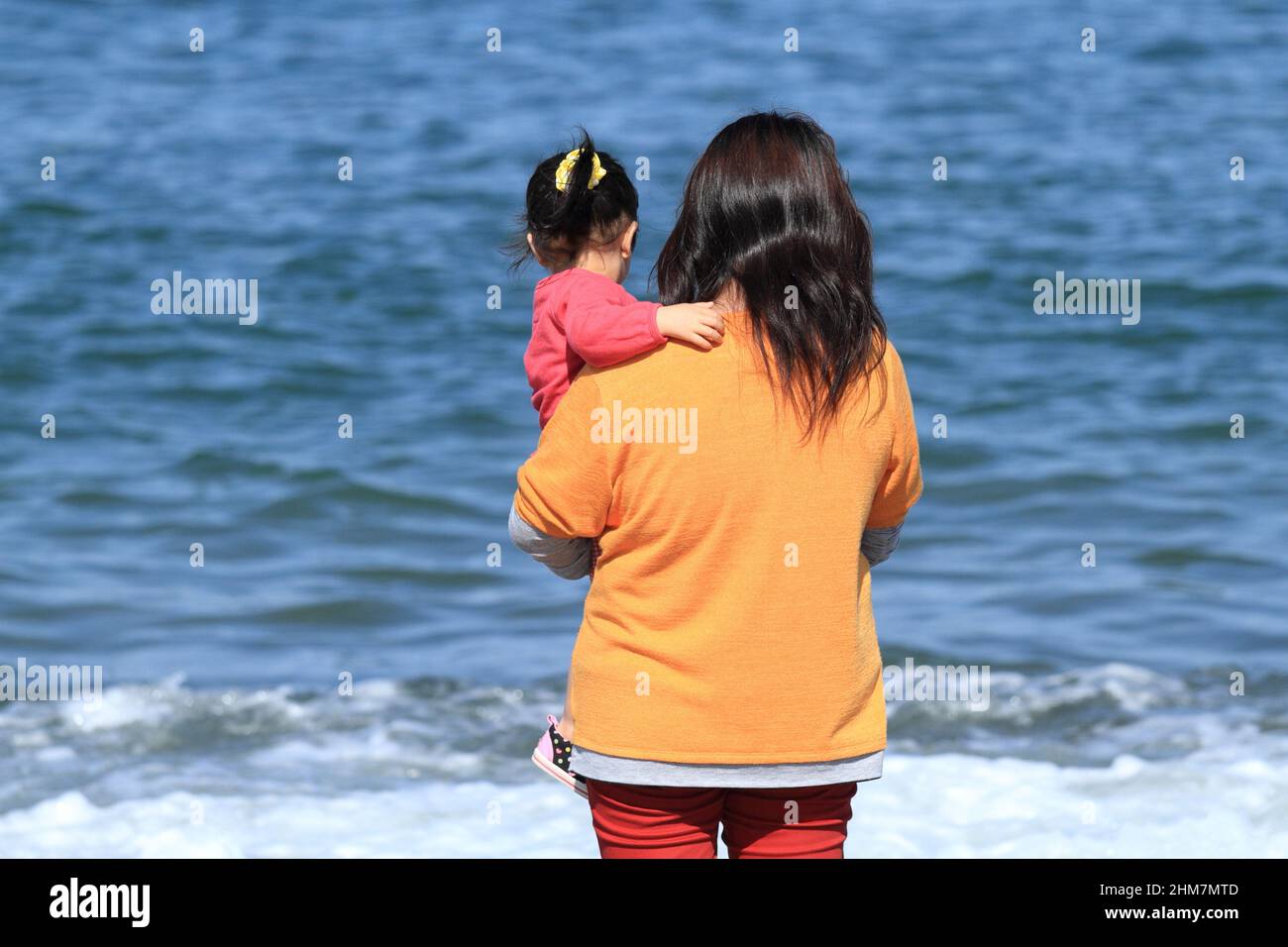 Family rear view mother hi-res stock photography and images - Alamy