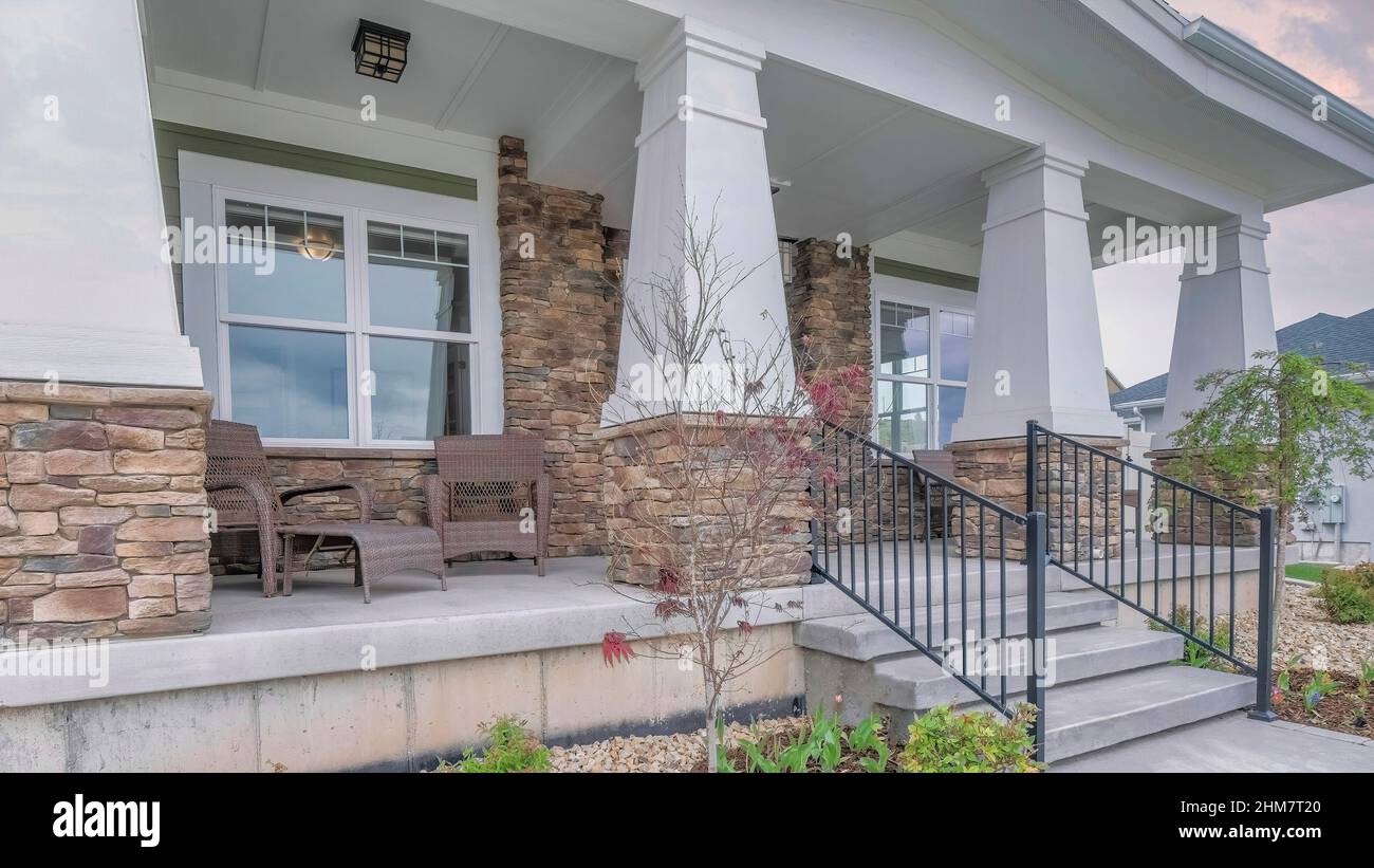 No people house porch pillars hi-res stock photography and images - Alamy