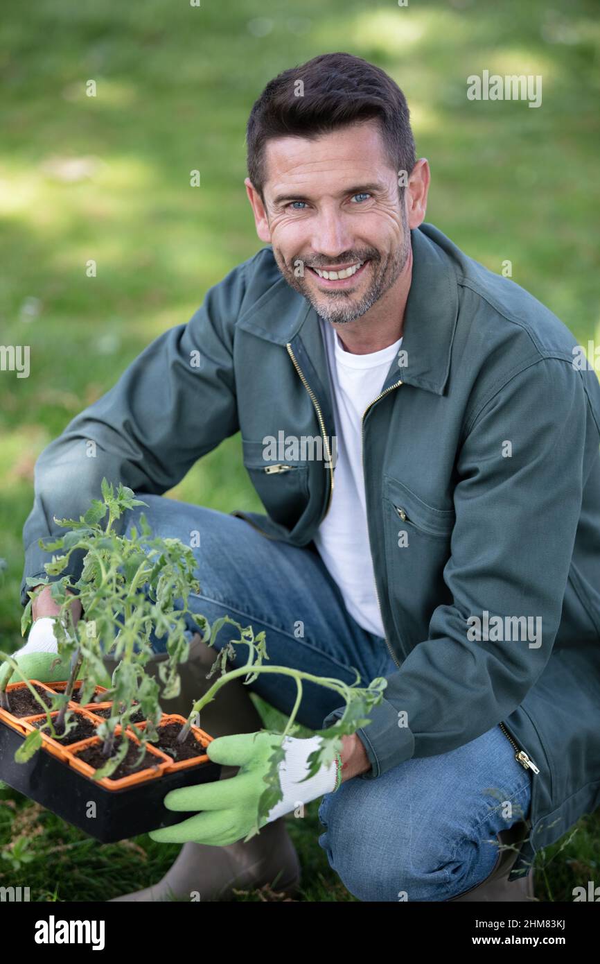 Man working in garden center hi-res stock photography and images - Alamy