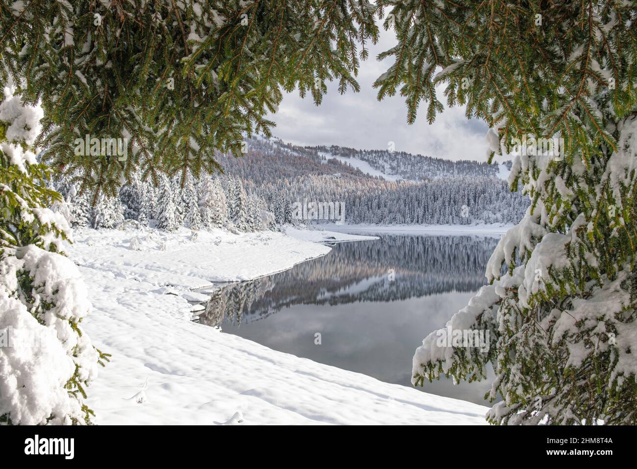 Lago Palù avvolto da una copiosa nevicata, Valmalenco, Lombardia, Italia Stock Photo
