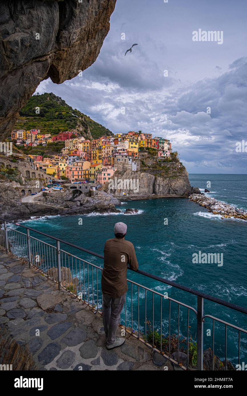 osservando Manarola, 5 Terre , Liguria, Italia Stock Photo