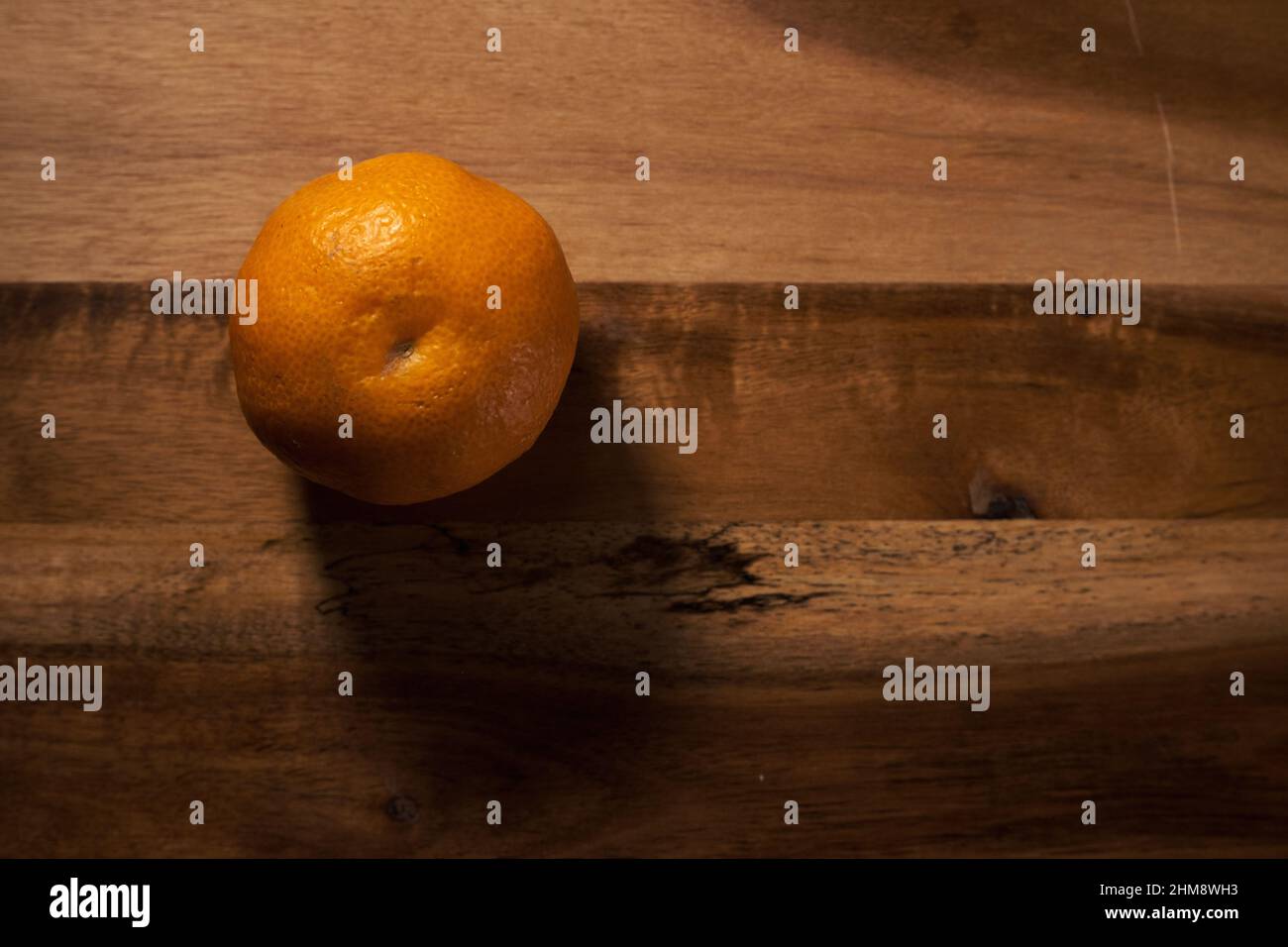 Mandarino  su un piano in legno Stock Photo