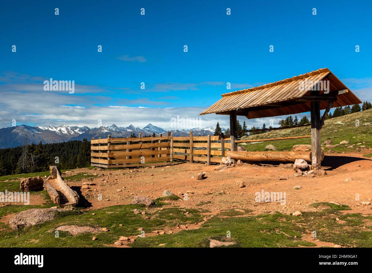 Shelter on Hohe Reisch mountain near Stoanerne Mandln, South Tyrol Stock Photo