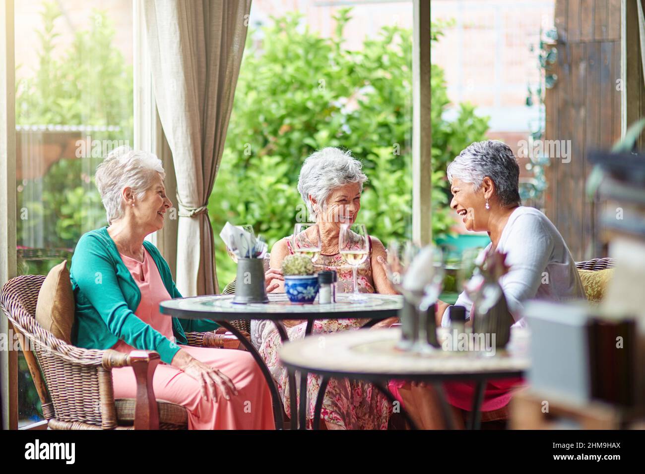 Three mature women friends laughing hi-res stock photography and images ...