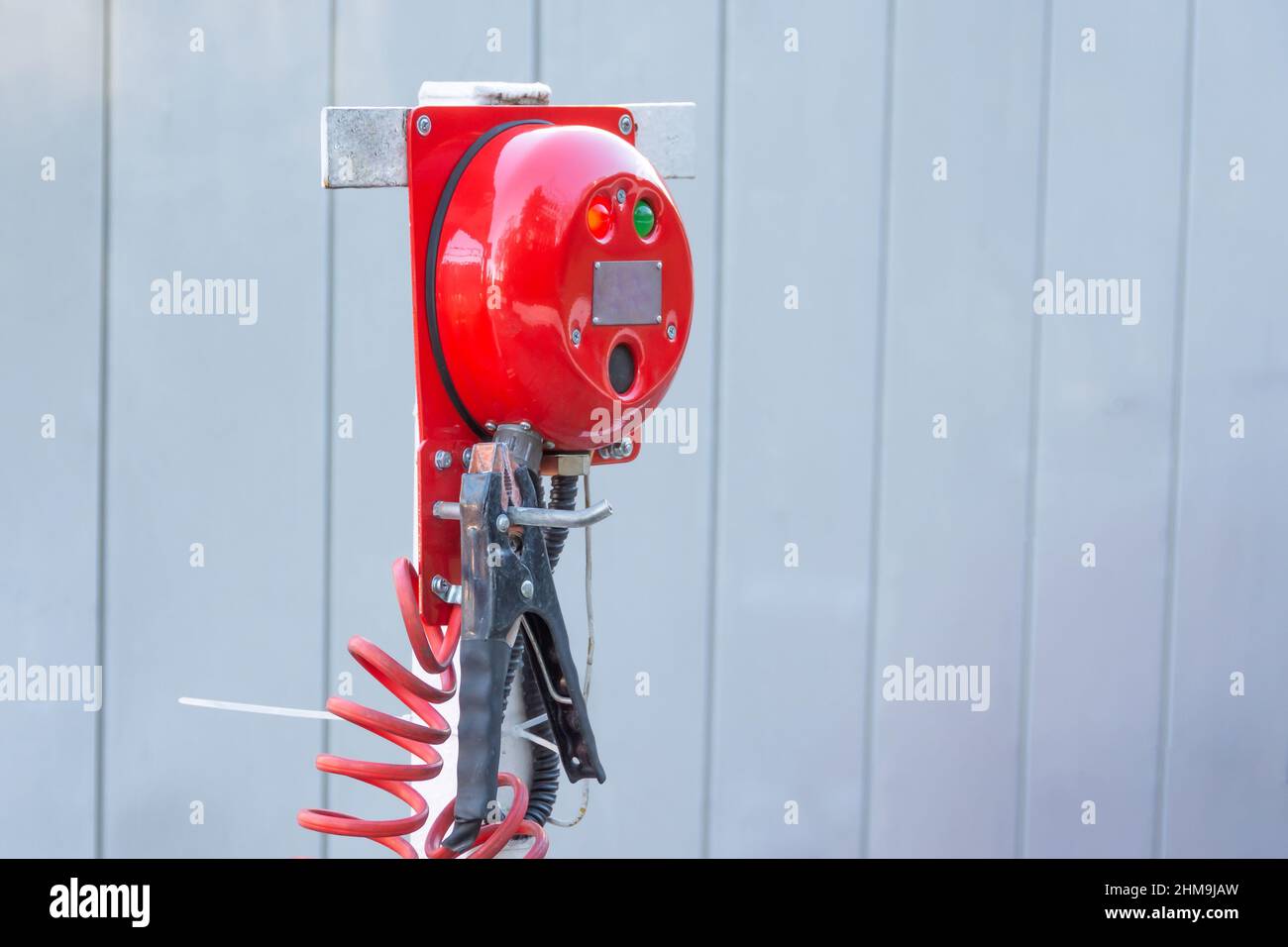 Grounding and control device to ensure the safe discharge of gasoline