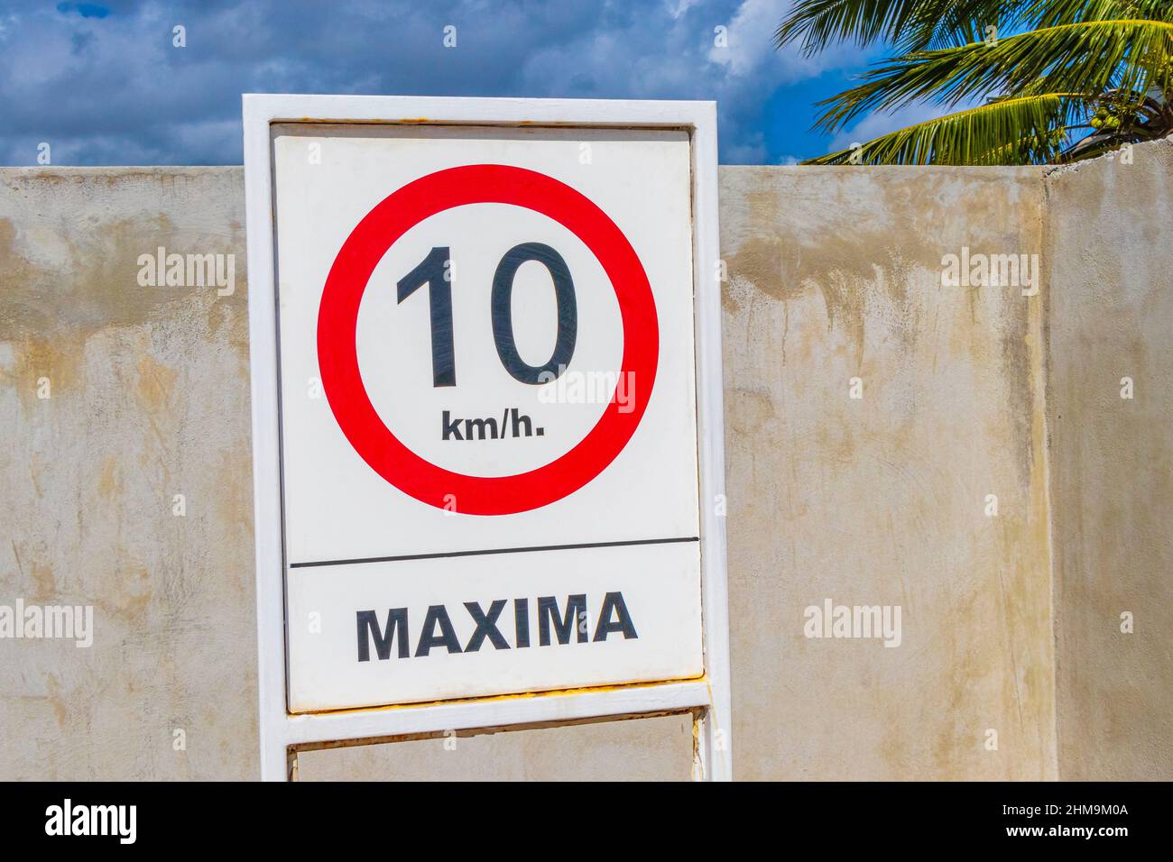 10 km h sign hi-res stock photography and images - Alamy