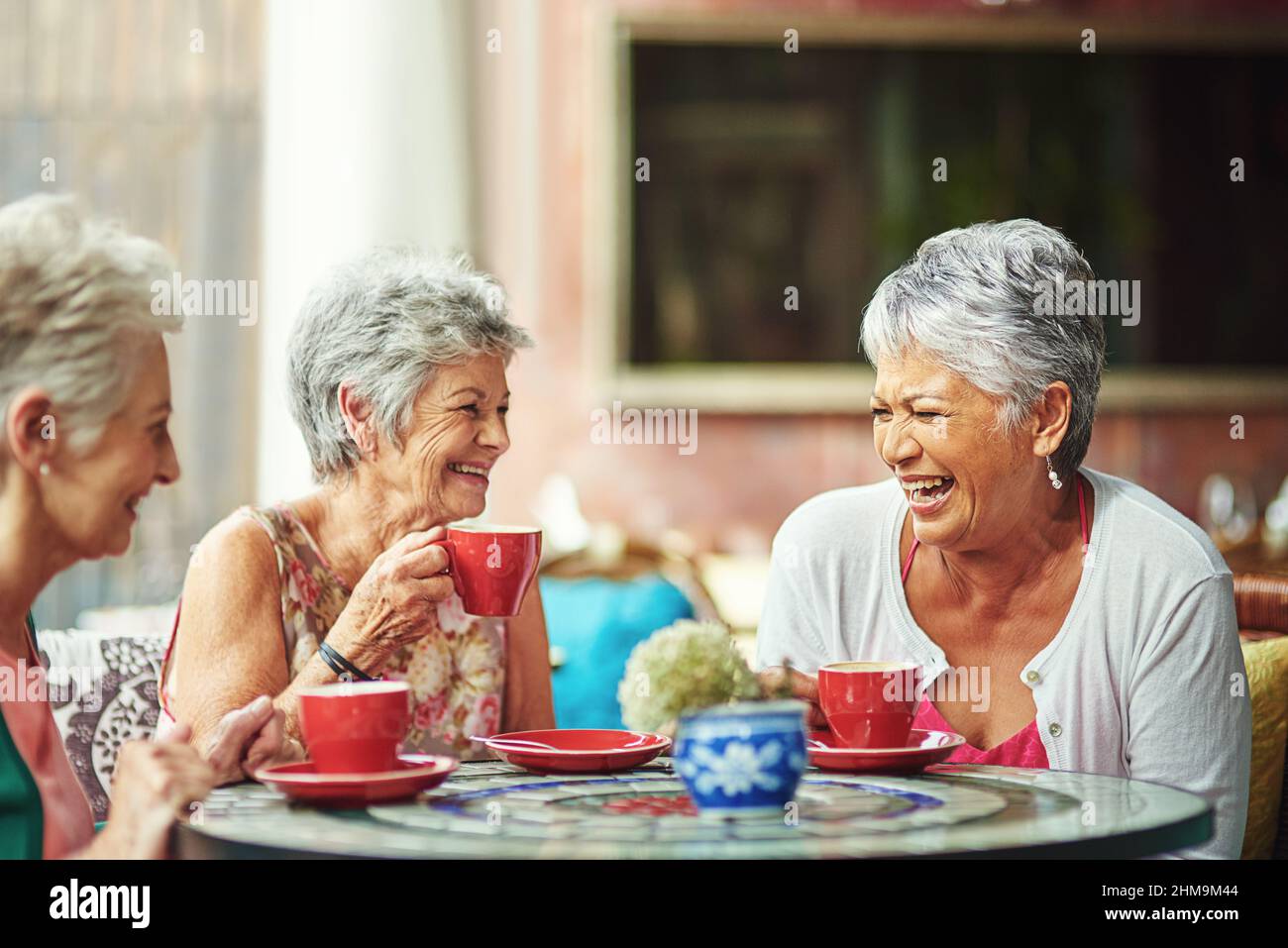 Three mature women friends laughing hi-res stock photography and images ...