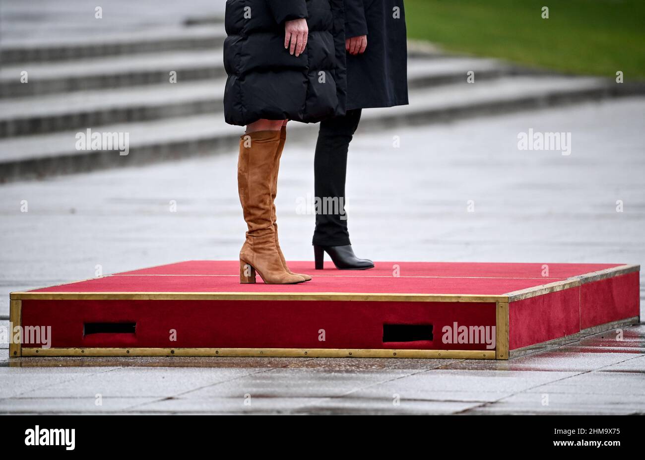 Berlin, Germany. 08th Feb, 2022. Christine Lambrecht (SPD), Minister of  Defense, receives her Dutch counterpart Kajsa Ollongren (l), on her  inaugural visit to the Bendlerblock in Berlin with military honors. Credit:  Britta