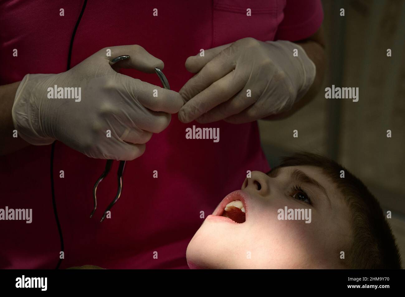 The pediatric dentist treats the child's teeth, the installation of a