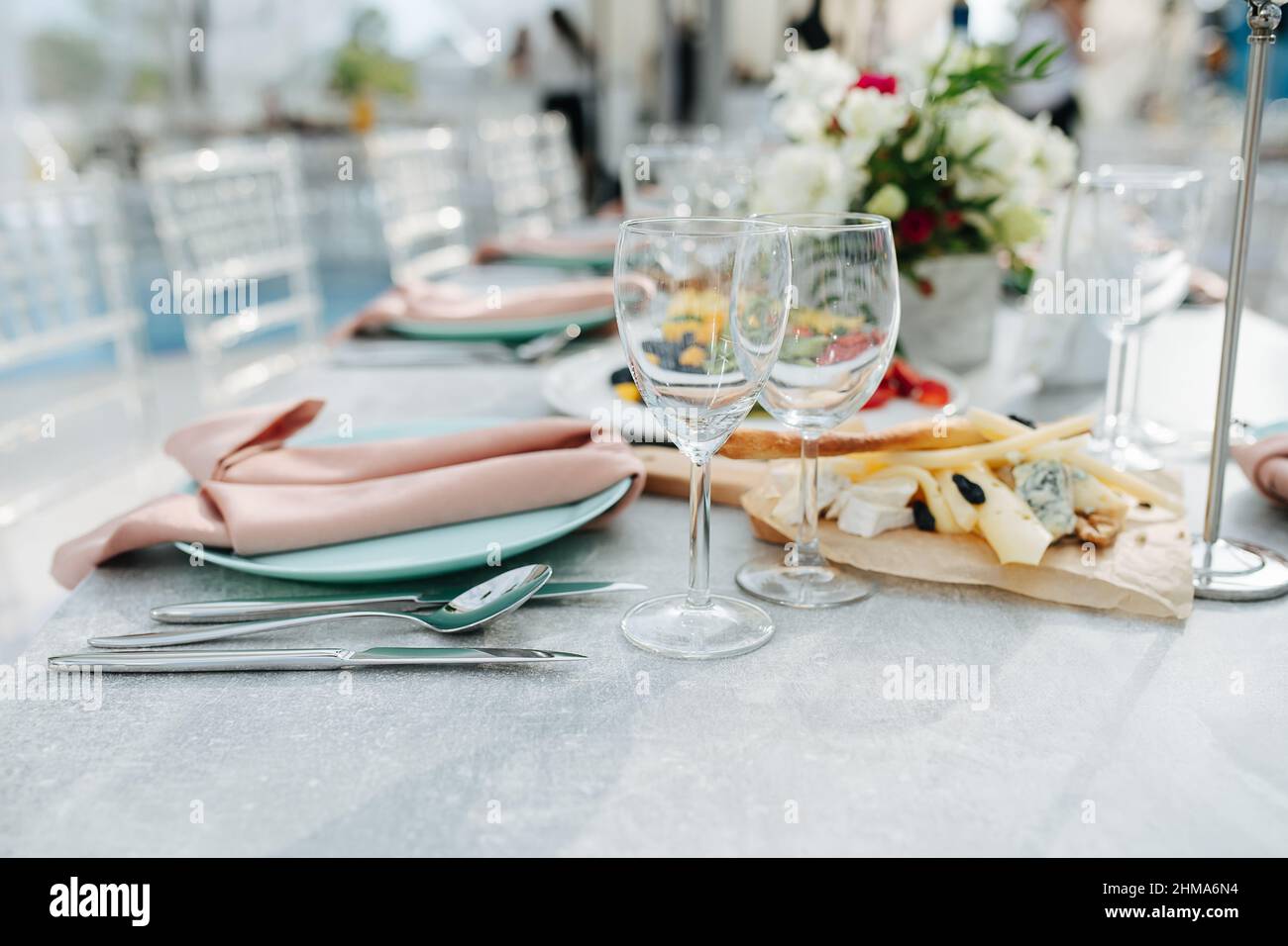 Low angle image of a banquet table outdoors Stock Photo - Alamy