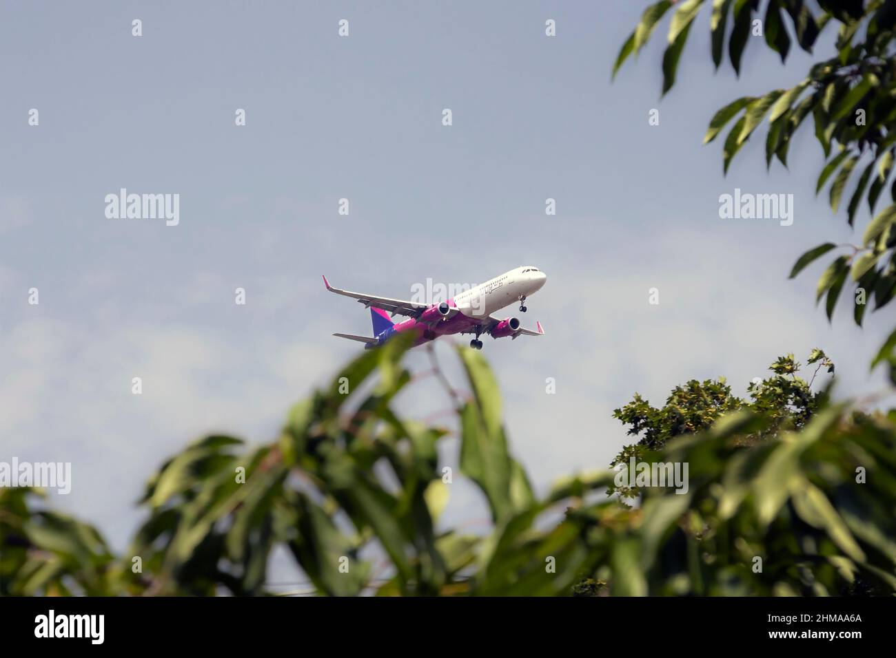 Airplane wings landing hi-res stock photography and images - Alamy